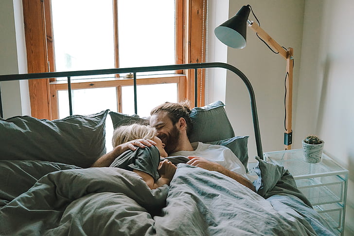 Pareja en la cama representando el impacto positivo de la maca en la salud y bienestar masculino.