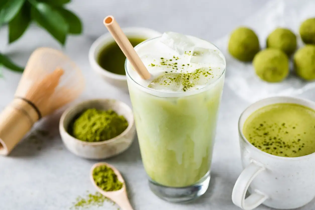 Refrescante smoothie de matcha con maca